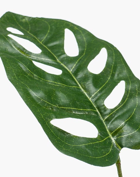 Grüner Pflanzenstiel aus Kunststoff mit strukturierter Oberfläche und Verzweigung oben.