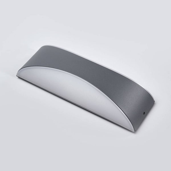 Moderne, gewölbte Außenwandleuchte aus Metall und Kunststoff mit weißem Diffusor.