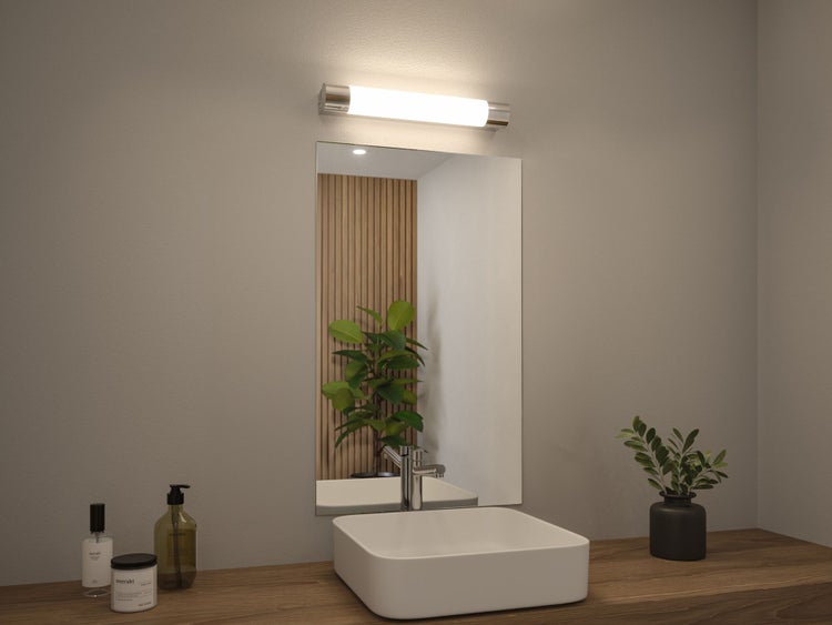 Helles, modernes Badezimmer mit rechteckigem Spiegel, horizontaler Wandleuchte, weißem Aufsatzwaschbecken auf Holzplatte und verchromter Armatur.