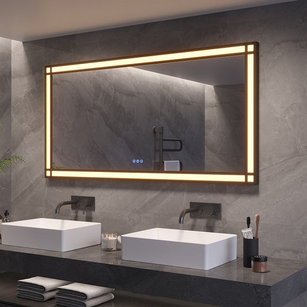 Rechteckiger Badezimmerspiegel mit LED Beleuchtung und Touch Bedienung über zwei Waschbecken an einer Wand mit grauen Fliesen.