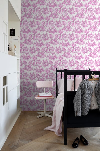 Zimmer mit dekorativer Tapete, Bett, Stuhl und Schrank