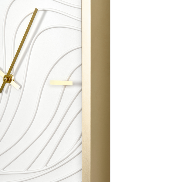 Wanduhr mit reliefartigem Muster auf dem Zifferblatt und einem Rahmen