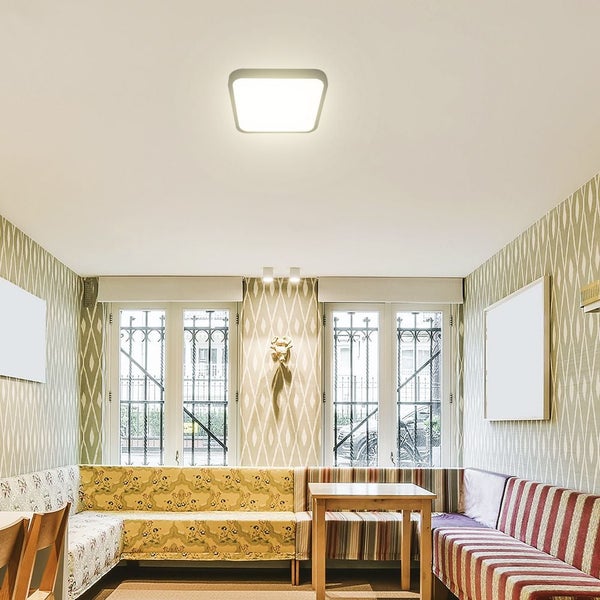 Deckenleuchte in einem Wohnzimmer mit Sitzbereich und Fenstern