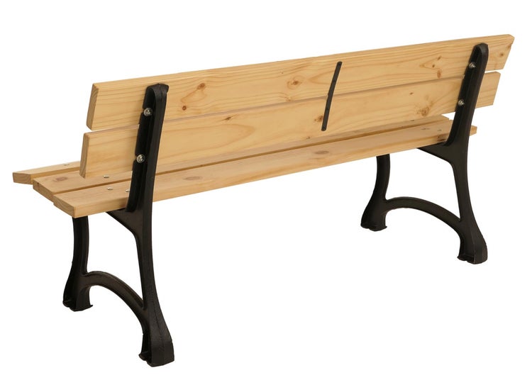 Gartenbank mit Holzlatten und Füßen aus Gusseisen