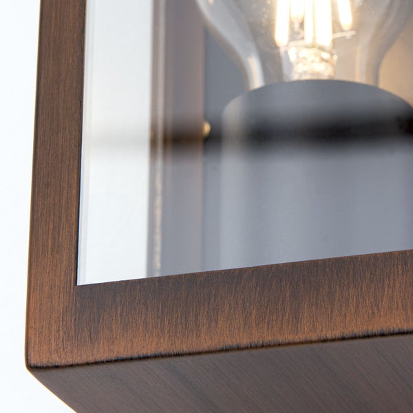 Nahaufnahme einer Wandleuchte mit Rahmen in dunkler Holzoptik, Glaseinsätzen und sichtbarem Leuchtmittel.