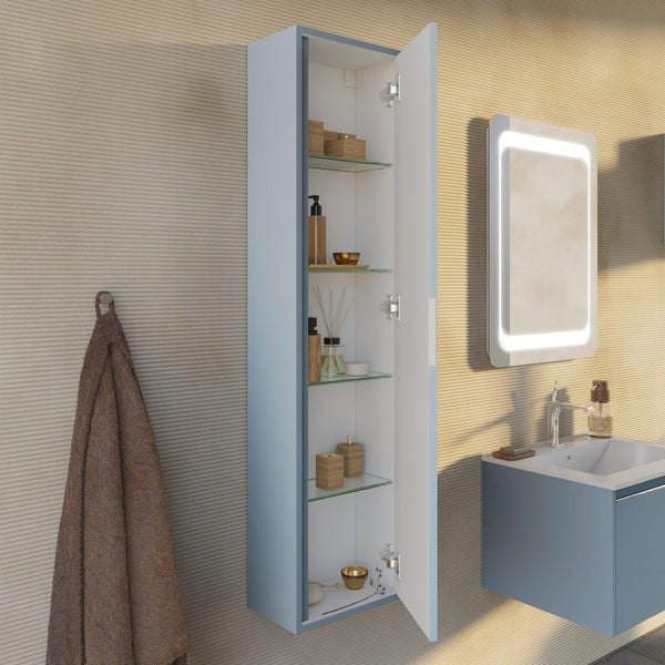 Badezimmer mit offenem Hängeschrank, Spiegel und Waschbeckenunterschrank