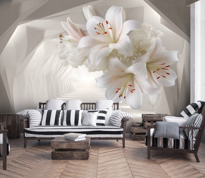 Wohnraum mit floraler Fototapete, Sofa und Sessel mit Streifenmuster