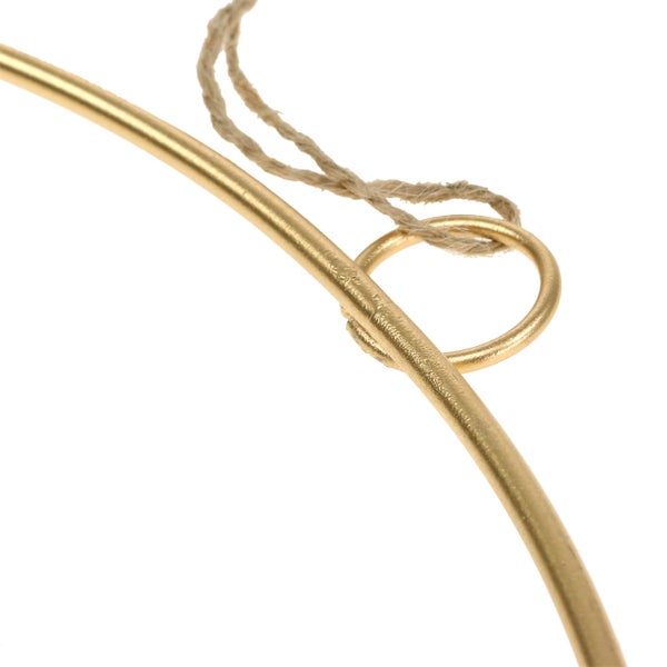 Goldener Metallring mit Aufhängung aus Kordel