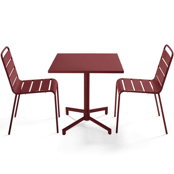 Dreiteiliges Balkonset aus Metall in Dunkelrot bestehend aus einem quadratischen Bistrotisch mit Mittelfuß und zwei Lattenstühlen.