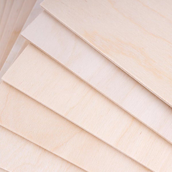 Mehrere übereinanderliegende dünne Sperrholzplatten mit sichtbarer Holzmaserung.