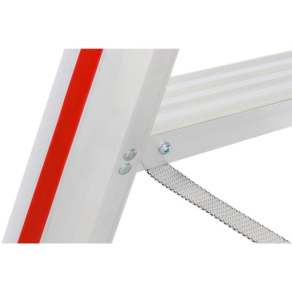 Detailansicht einer Aluminiumleiter mit rotem Streifen, Schrauben und Gurtband