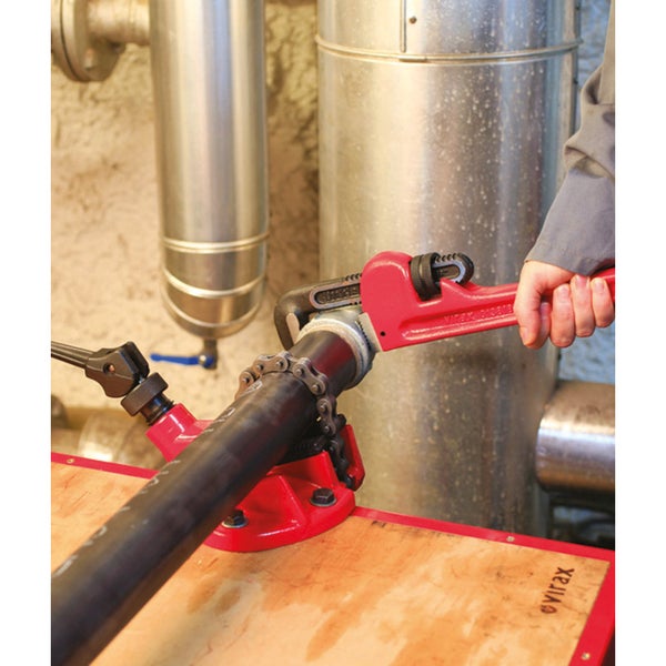 Rohrbearbeitung mit Kettenspannvorrichtung und Rohrzange