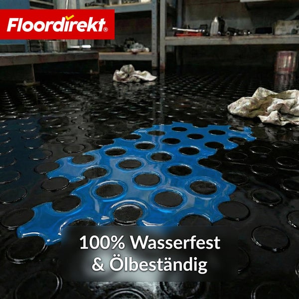 Schwarzer Bodenbelag mit Proof-Logo und blauem Wasserfleck