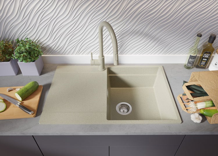 Küchenspüle mit Armatur, Gemüse und Kräutern