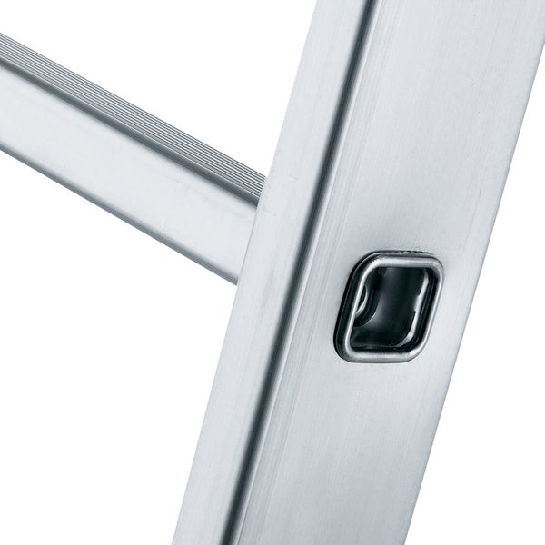 Detailaufnahme einer Aluminiumleiter mit Sprosse und Einhängevorrichtung.
