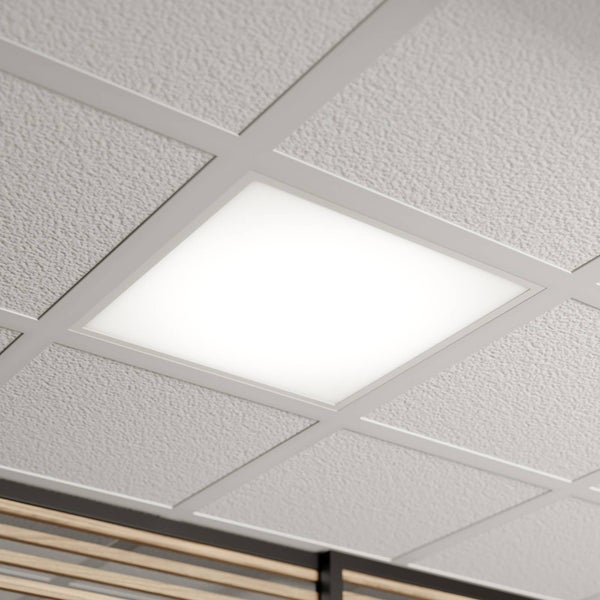 Quadratisches LED-Panel eingebaut in eine Rasterdecke mit strukturierten Deckenplatten.