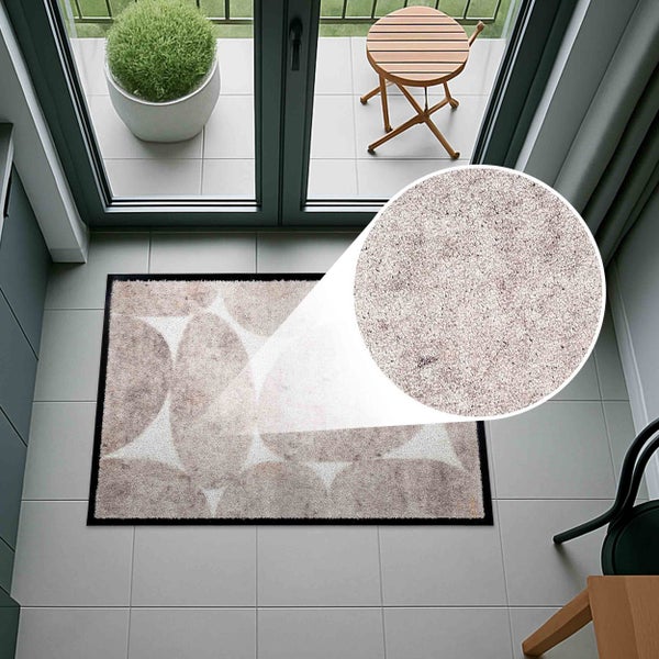 Teppich mit geometrischem Muster auf einem Balkon
