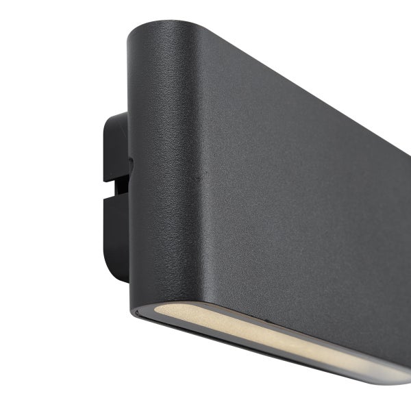 Schwarze Außenwandleuchte in rechteckiger Form mit abgerundeten Kanten und integriertem LED Leuchtmittel.