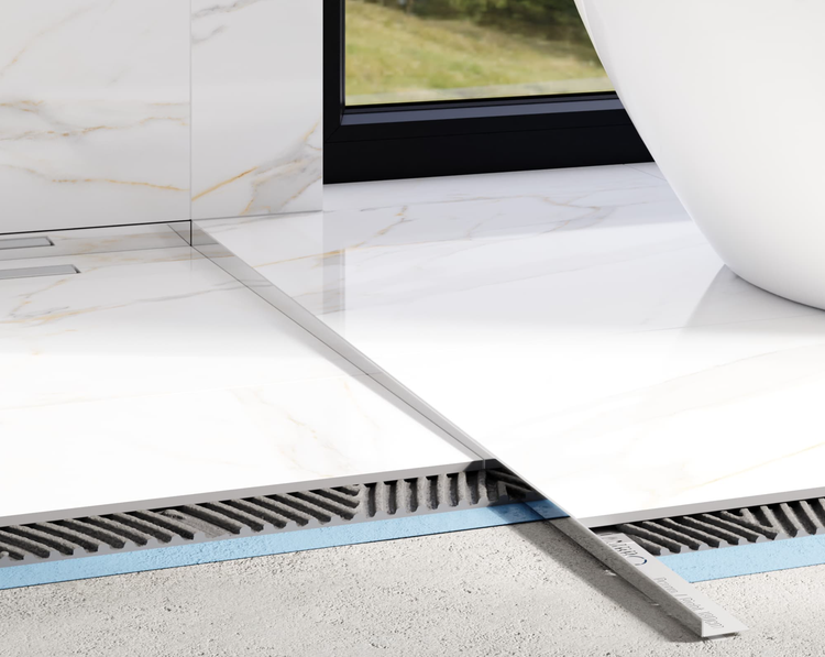 Einbau eines Duschgefaelleprofils in einem modernen Badezimmer mit Marmoroptik-Fliesen und barrierefreiem Zugang.
