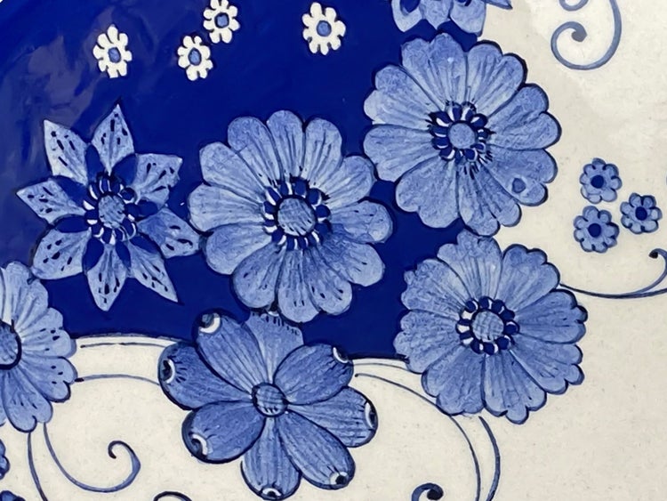 Nahaufnahme eines Dekors mit Blumenmuster