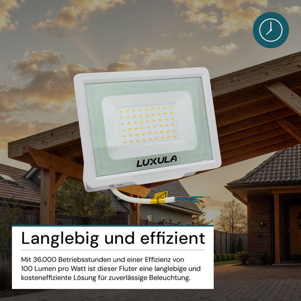 Weiße LED Außenleuchte mit Kabel vor einem Haus und Carport