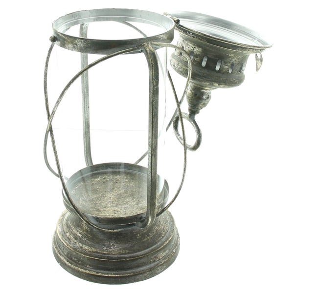 Windlicht aus Metall und Glas mit geöffnetem Deckel in Antik-Optik.