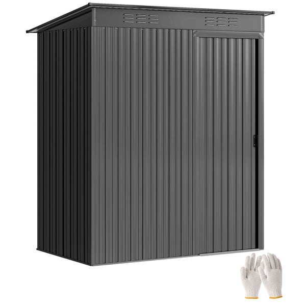 Dunkelgraues Gerätehaus aus Metall mit Pultdach, Schiebetür und Lüftungsschlitzen sowie ein Paar weiße Arbeitshandschuhe.