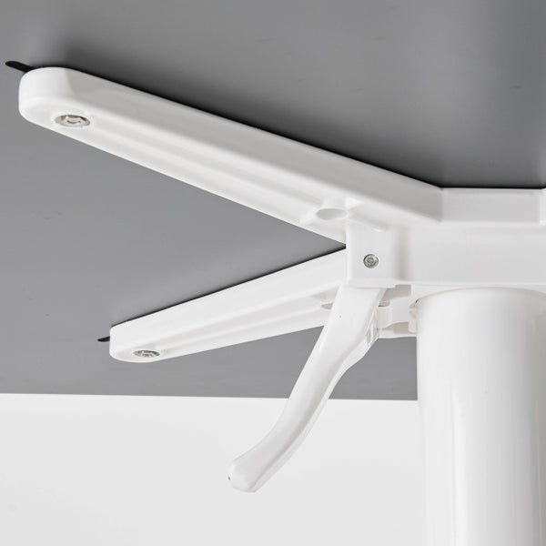 Nahaufnahme der Unterseite eines Tisches mit weißem Gestell und Klapphebel