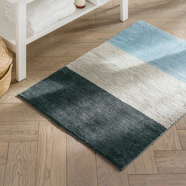 Rechteckiger Badteppich mit Streifenmuster auf Holzboden