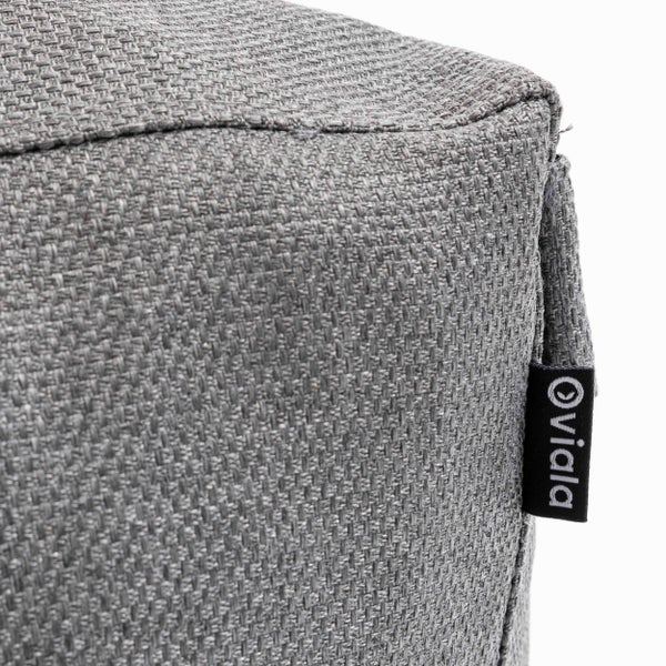 Nahaufnahme eines grau gewebten Stoffkissens mit Oviala Logo.