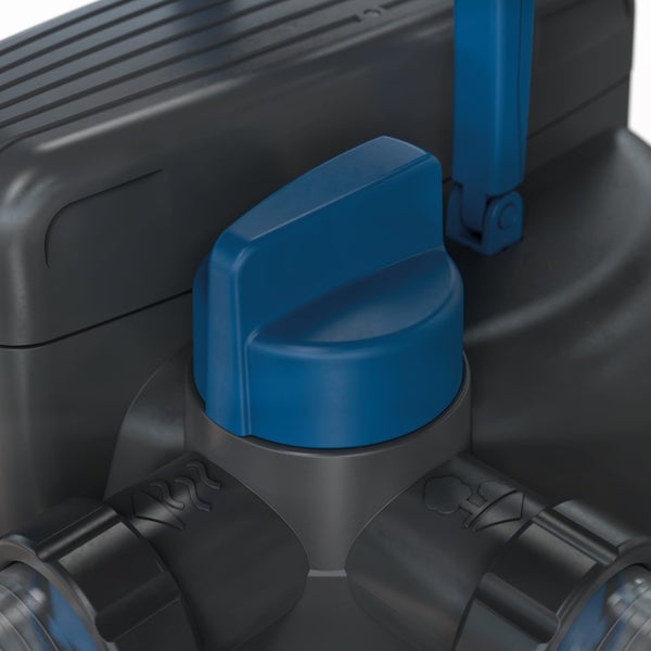 Blauer Drehknopf an einem schwarzen Kunststoffgehäuse eines Poolfilters mit eingeprägten Funktionssymbolen.