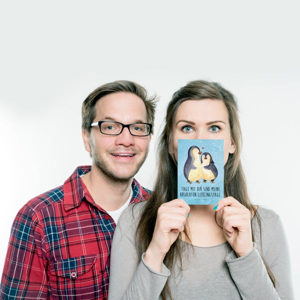 Mr. & Mrs. Panda Postkarte Pinguin umarmen - Eisblau