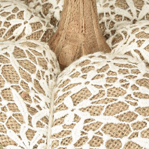 Dekorativer Kürbis aus Jute mit Spitzenverzierung und Stiel aus Holz für die Herbstdekoration