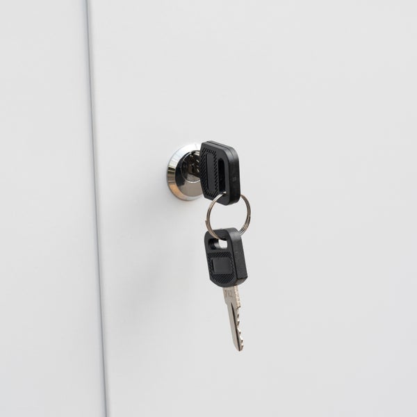 Schlüssel steckt im Schloss einer Tür