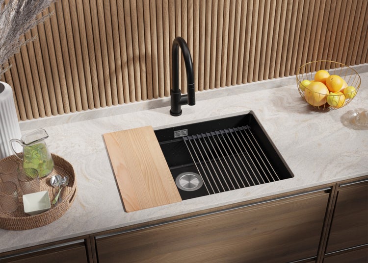 Küchenspüle mit Abtropfgestell, Schneidebrett und Armatur auf einer Küchentheke