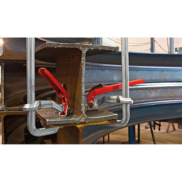 Zwei BESSEY Schraubzwingen an einem Stahlträger befestigt