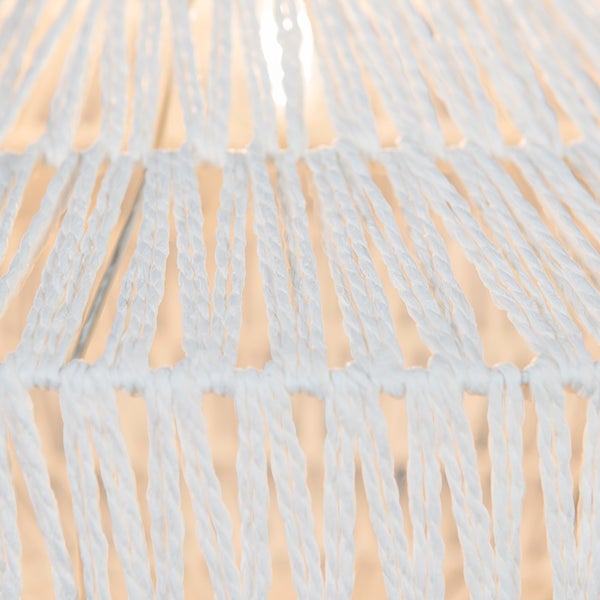 Detailaufnahme eines Lampenschirms aus geflochtener Papierkordel mit durchscheinendem Licht.