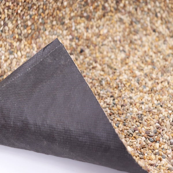 Drei Rollen Zierkies-Matten für den Garten- und Landschaftsbau