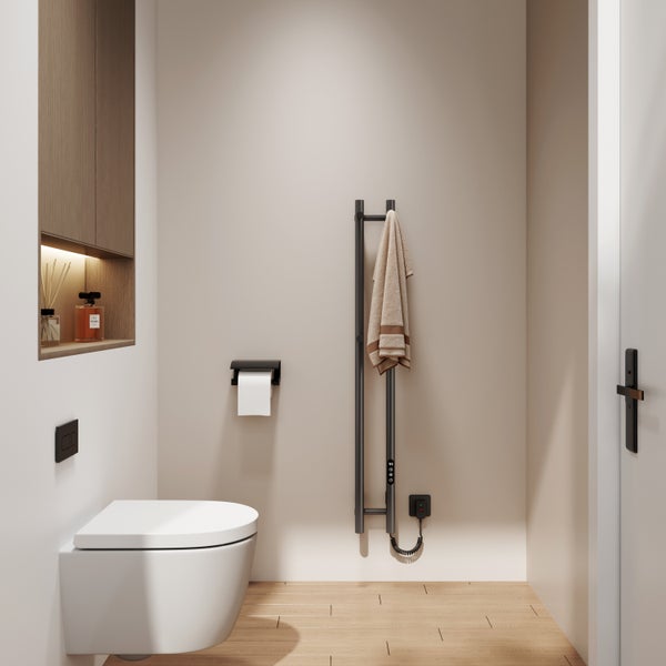 Modernes Badezimmer mit wandhängendem WC, schwarzem elektrischem Handtuchheizkörper und Holzschrank. Hell, minimalistisch mit hellem Holzboden.