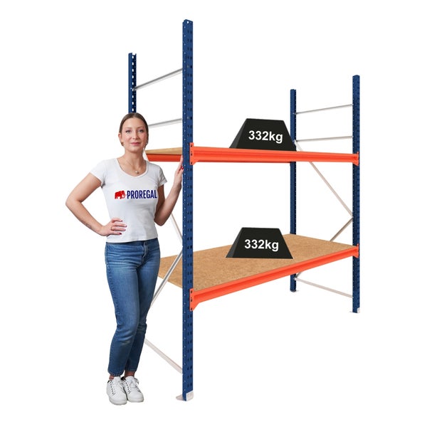 PROREGAL Schwerlastregal mit zwei Holzböden, Traglast 332 Kilogramm pro Ebene, blau-oranges Metallgestell, Person zur Größendarstellung.