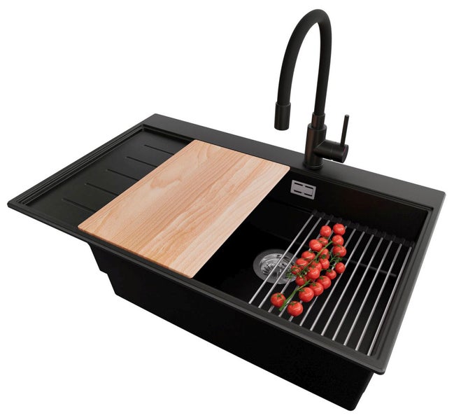 Schwarze Küchenspüle mit Armatur, Schneidebrett und Abtropfgitter
