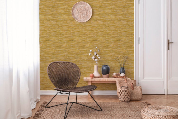Heller Raum mit gemusterter Tapete, Sessel und dekorativen Elementen