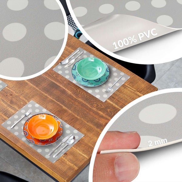 Platzsets aus 100 Prozent PVC mit grauer Oberfläche und weißen Punkten, 2 Millimeter dick, auf einem Holztisch mit Geschirr.
