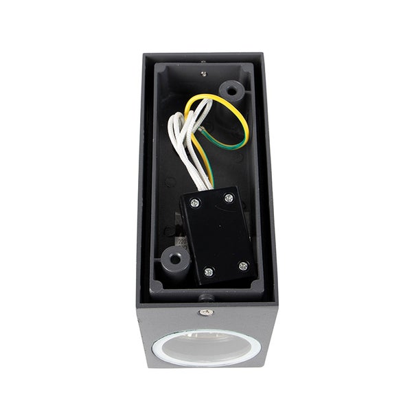 Innenansicht einer rechteckigen Wandleuchte mit Anschlussraum, Kabeln und schwarzer Verbindungsdose.