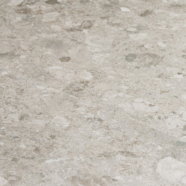 Fliese mit Terrazzo Optik mit einer Struktur aus eingebetteten Steinfragmenten