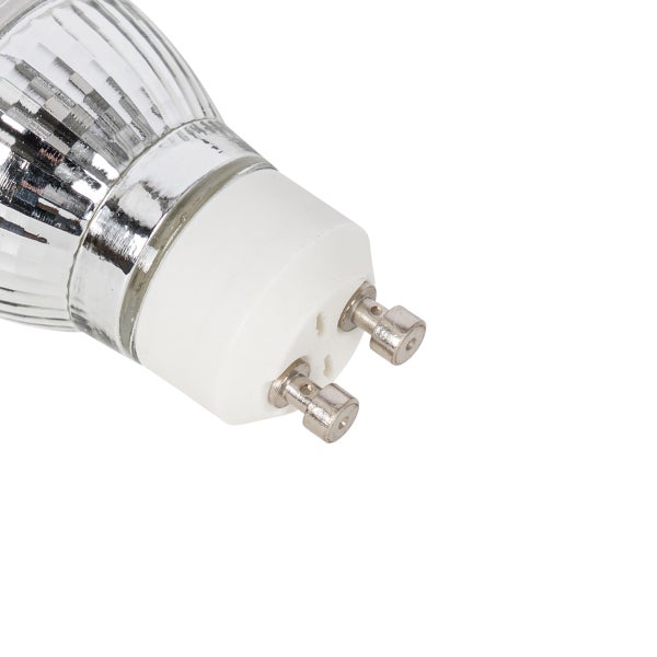 Nahaufnahme eines LED-Leuchtmittels mit GU10-Stecksockel aus weißem Kunststoff und silbernem Reflektor.