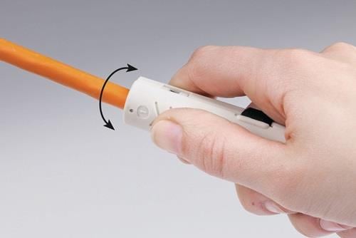 Handhabung eines Kabelabisolierers mit einem orangefarbenen Kabel