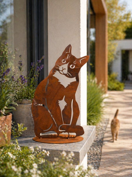 Dekorative Gartenfigur Katze aus Metall in Edelrostoptik auf einer runden Bodenplatte als Gartenstecker oder Terrassendekoration.