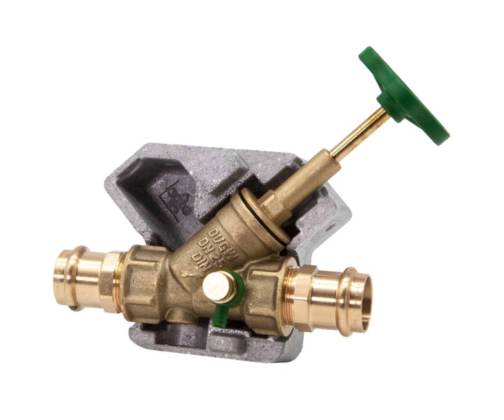 Freistromventil DN 25 aus Messing mit Pressanschlüssen, grünem Handrad und grauer Dämmschale.