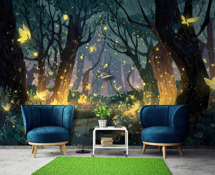 Dekoratives Wohnzimmer mit einer Tapete, die einen Wald mit leuchtenden Schmetterlingen darstellt, Sesseln und einem Beistelltisch.